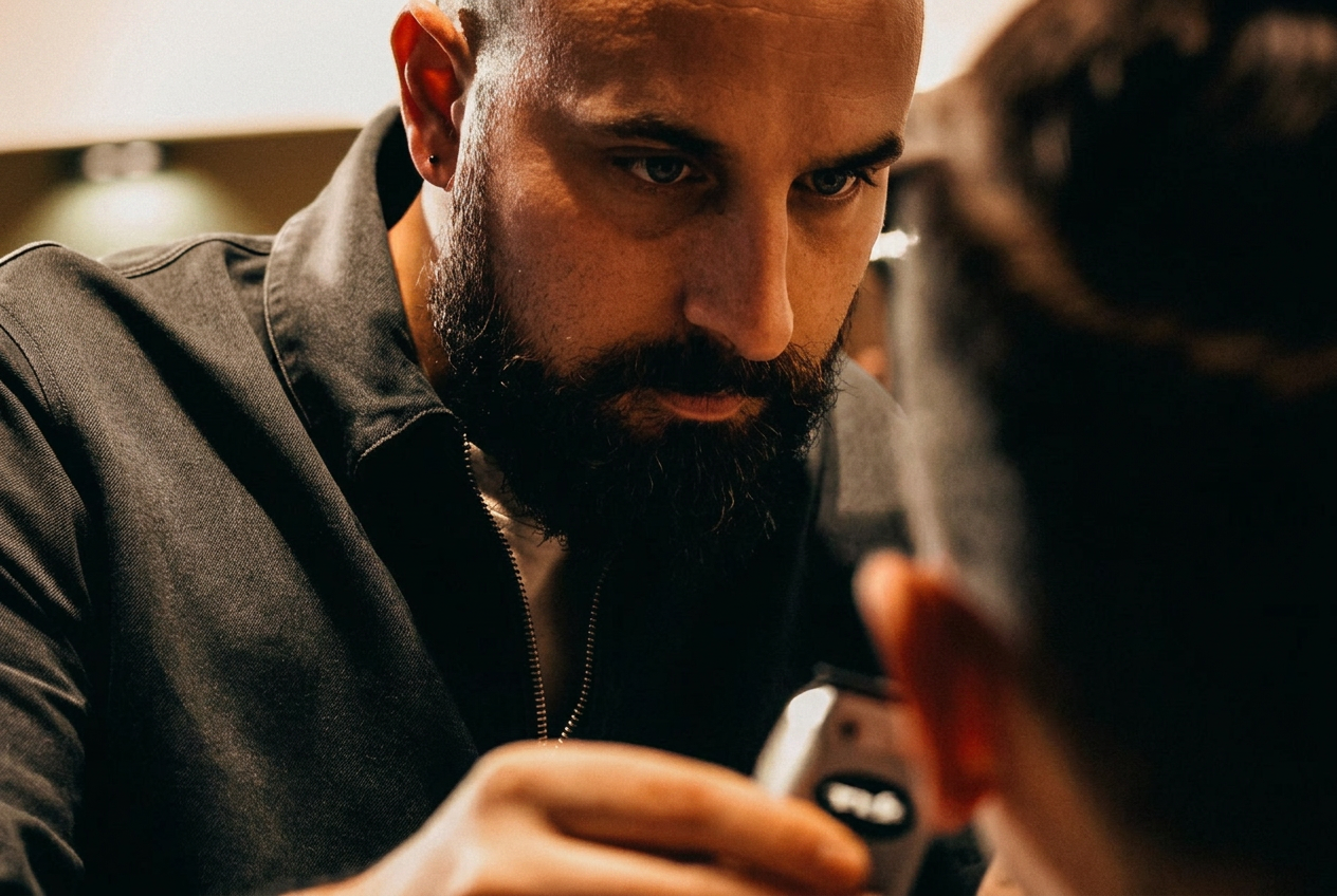 Gabriele, titolare e barbiere di Warthog Firenze, al lavoro
